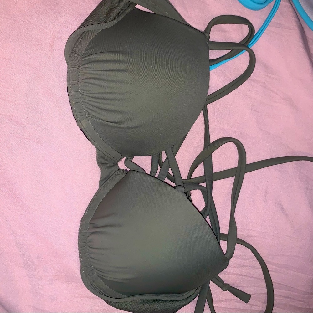 Absolutely gorgeous bikini top.